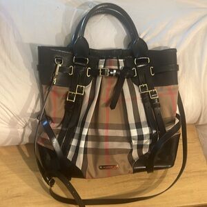 Burberry Tote! Such a perfect bag and a stylish Burberry classic